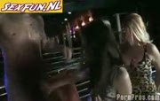 Zaal vol dames aangeduwd door stripper 