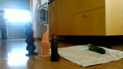 Steeds grotere spullen in zijn krent 