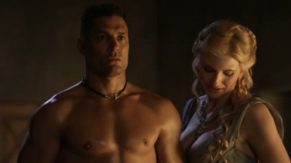 Lucy Lawless keurt de snikkel van een gladiator 