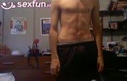 homo geeft een striptease en sjort zich af voor de webcam 