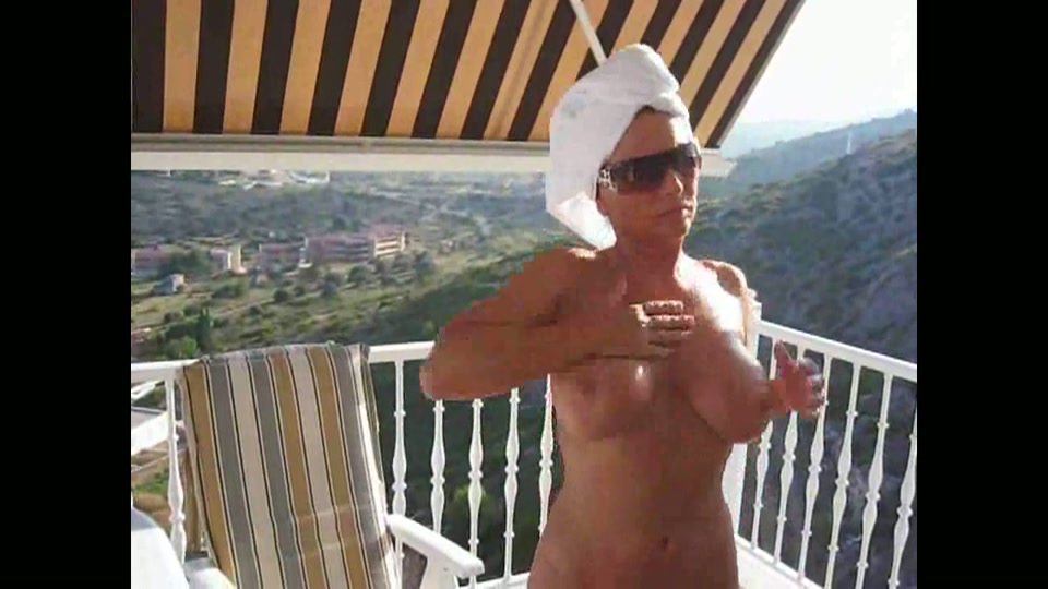 Tijdens haar vakantie filmt haar minnaar zijn poedelnaakte vrouw 