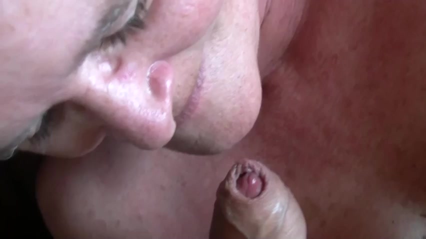 Hij trekt zichzelf af en spuit de mondje van de grootmoeder vol sperma 