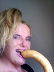 Kijk hoe innig de verhit huisvrouw de kunstlul in haar scheur ramt 