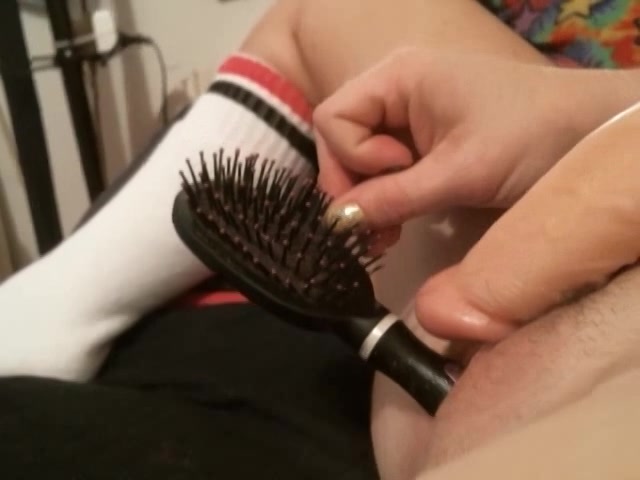 Voor de webcam steekt ze een haarborstel in haar kutje terwijl ze met de sextoy mastubeerd 