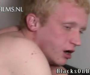 De blonde jongeman pijpt en laat zich door de neger lul anal neuken