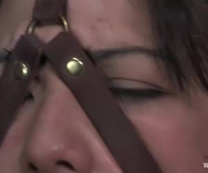 De kots en snot druipt in haar ogen tijdens het neuken van haar keel