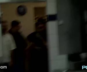 Twee sletten zuigen aan zijn ballen