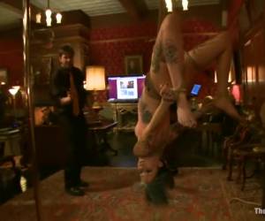 Rondborstige sletje krijgt een volle lading zaad in haar gezicht