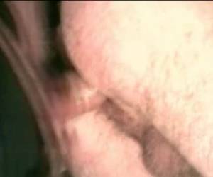 Na het pijpen die pik achter in zijn kontje