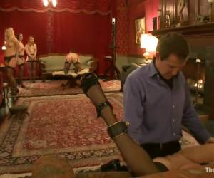 Geil punk meisje masturbeert op school