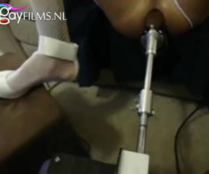 Travestiet klaar geneukt door sexmachine