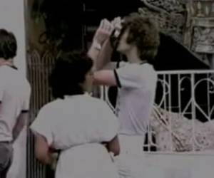 Hij neukt de dochter van zijn baas en spuit haar gezicht vol sperma