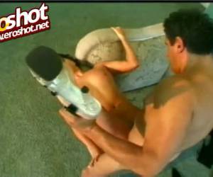 Een grote lul in een klein Aziatisch mondje en kutje