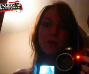 Met de nieuwe camera filmt ze haar naakte lichaam