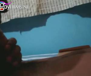 Zijn vriend filmt hem aftrekkend en pijpend