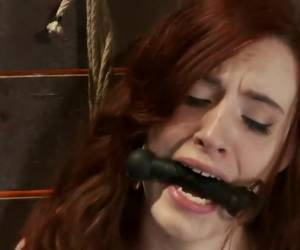 Ze trekt en pijpt de grote lul die ook haar mond neukt