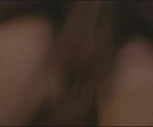 Wippend laat ze de grote lul diep haar anus neuken